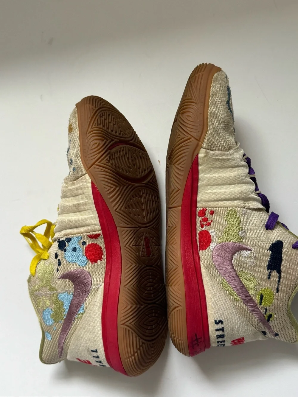 Nike Kyrie 5 x Bandulu Embroidered Splatters | Size 7Y